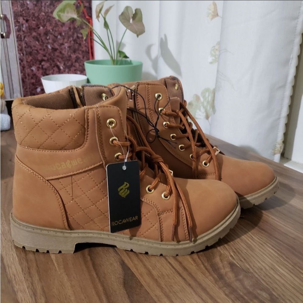 NWT ROCAWEAR boots in Cognac Size 10